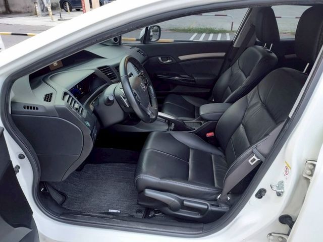 恆溫~換檔撥片~4安~天窗~定速~循跡防滑~多功能影音~衛星導航~歡迎預約賞車~輕鬆全額貸~  第7張相片