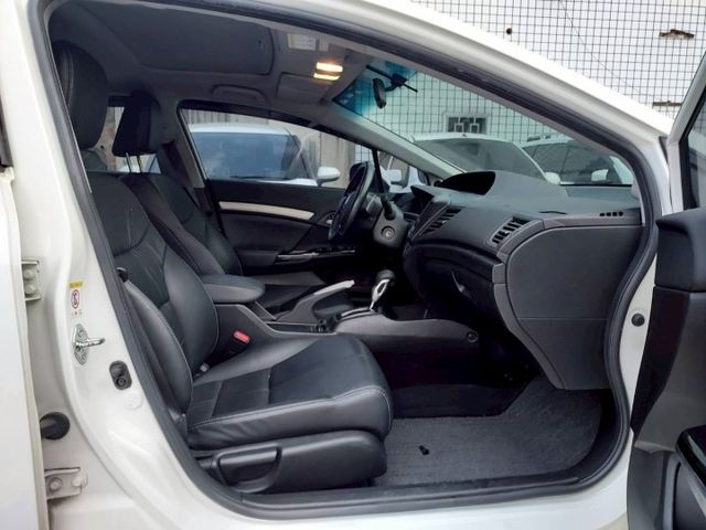 恆溫~換檔撥片~4安~天窗~定速~循跡防滑~多功能影音~衛星導航~歡迎預約賞車~輕鬆全額貸~  第8張相片