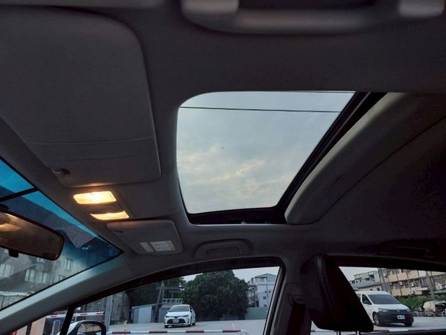 恆溫~換檔撥片~4安~天窗~定速~循跡防滑~多功能影音~衛星導航~歡迎預約賞車~輕鬆全額貸~  第11張相片