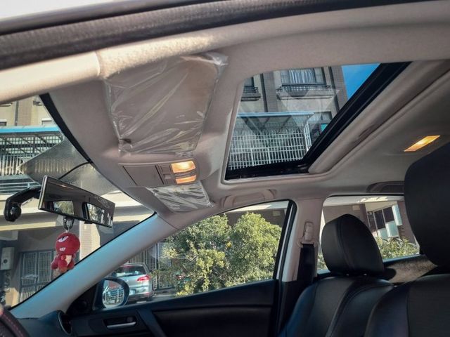 ~天窗~恆溫~多功能影音~倒車影像~熱門5門小車~場內小車多台~輕鬆全額貸~  第16張相片
