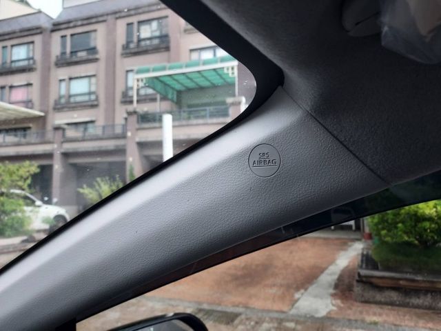 ~I-KEY~8顆安全氣囊~多功能螢幕~ABS~循跡防滑~摸門~車道偏移~場內同台車多台~歡迎預約賞車~輕鬆全額貸~  第14張相片
