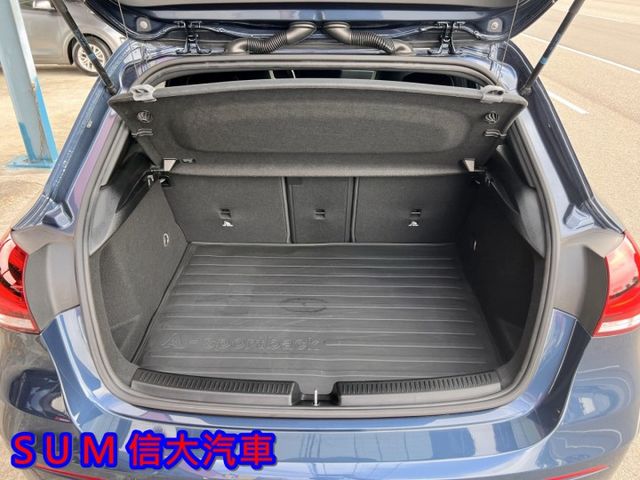 21年式單寧藍.有23P .4門摸門.一手車.里程保證.定速.原廠保養.膝部氣囊.數位儀表.盲點.前後雷達顯示.換檔撥片  第8張相片