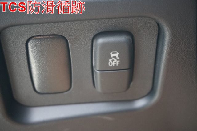 一手車.只跑3萬.全程原廠保養.全車100%原版件.車美如新.零頭款.可全額貸  第16張相片