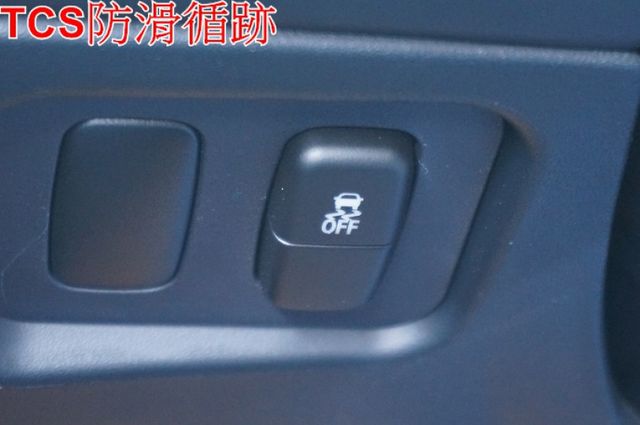 一手車.只跑1萬.全程原廠保養.全車100%原版件.車美如新.零頭款.可全額貸  第17張相片