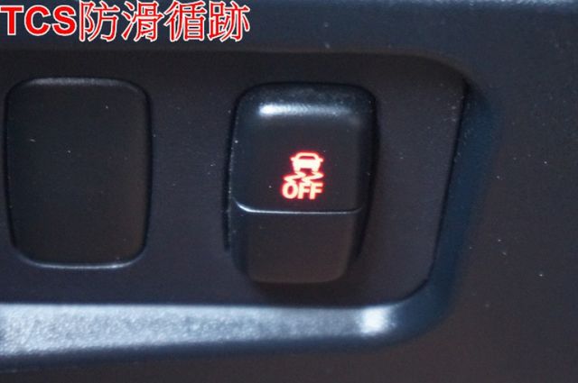 一手車.只跑4萬.里程保證.全車100%原版件.車美如新.零頭款.可全額貸  第17張相片