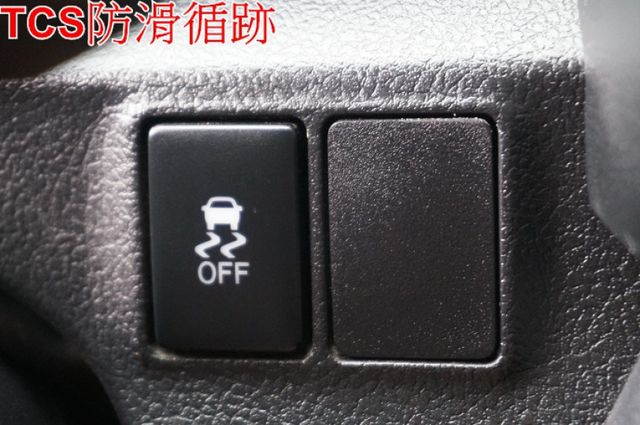 八氣囊.車道偏移.前車碰撞預警.一手車.只跑4萬.全車100%原鈑件.車美如新.原廠保固中.零頭款.可全額  第17張相片