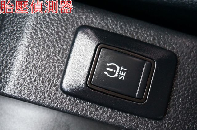 一手車.只跑4萬.里程保證.全車100%原鈑件.車美如新.零頭款.可全額  第17張相片