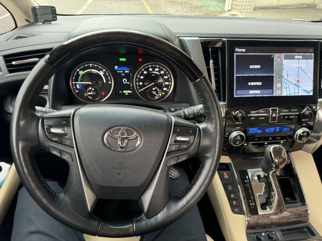 Hybrid 一手車 原鈑件 跑8.1萬公里 原廠保養 里程保證 內外漂亮 白色/白內裝 商務客自用車無菸無K  第8張相片