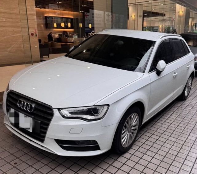 30TFSI 一手車 原鈑件 僅跑7.1萬公里 定期保養 里程保證 內外氣氛都維護的很漂亮  第1張相片