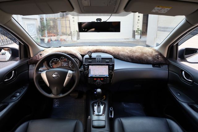 豪華版 IKEY 摸門 空力套件 影音 特仕版鋁圈 跑十一萬 無事故 無泡水 定期保養 里程保證 已認證  第12張相片