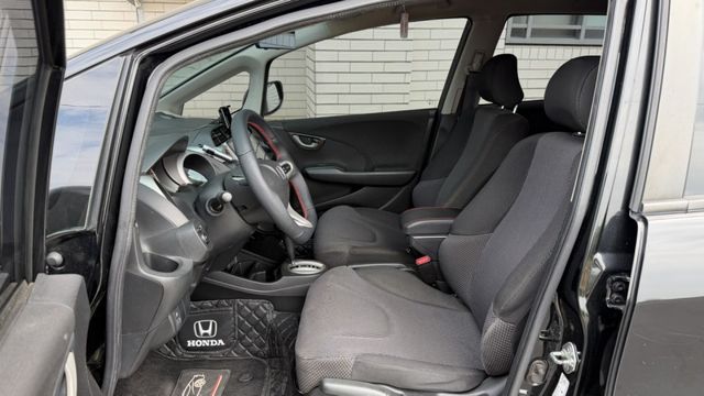 原鈑件 定期保養 里程保證 升級頭燈 尾翼 螢幕 IKEY 電子後視鏡  第4張相片