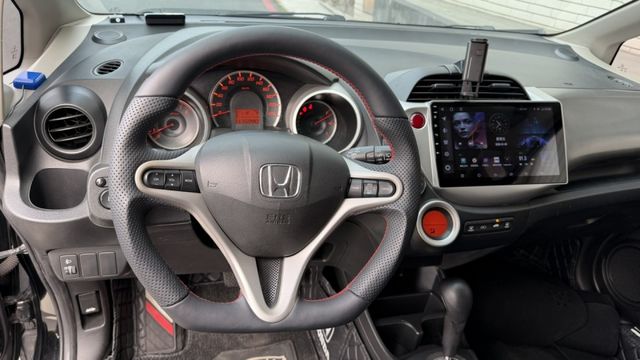 原鈑件 定期保養 里程保證 升級頭燈 尾翼 螢幕 IKEY 電子後視鏡  第5張相片