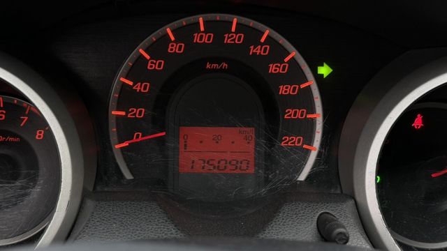 原鈑件 定期保養 里程保證 升級頭燈 尾翼 螢幕 IKEY 電子後視鏡  第8張相片