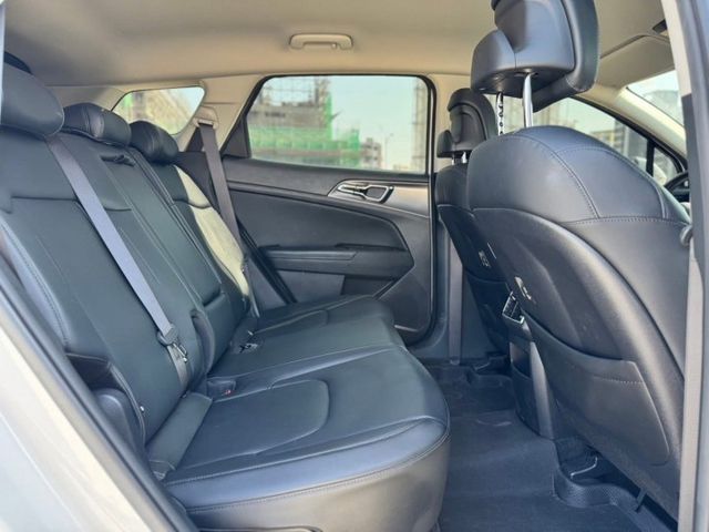 Apex 一手車 原鈑件 跑八萬四 定期保養 里程保證 內外漂亮 新車保固中  第5張相片