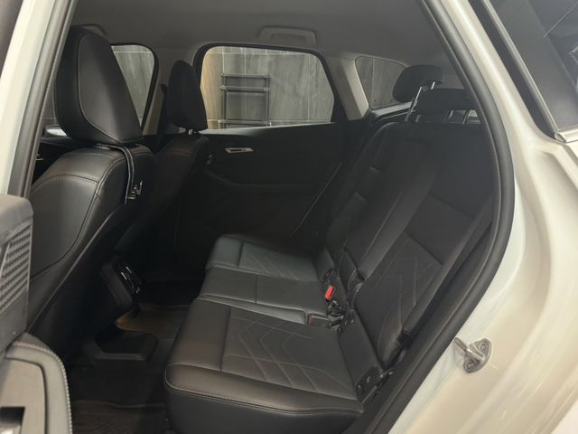 Luxury限量版 僅跑兩萬七 一手車 原鈑件 原廠保養 里程保證 新車保固中  第3張相片