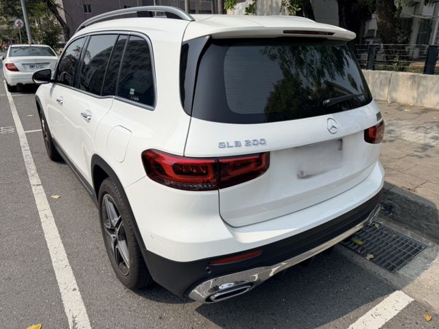 總代理 一手車 原鈑件 跑兩萬六 原廠保養 里程保證 有23P AMG外觀 360環景  第4張相片