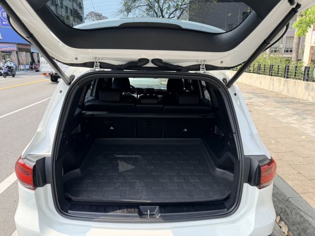 總代理 一手車 原鈑件 跑兩萬六 原廠保養 里程保證 有23P AMG外觀 360環景  第5張相片