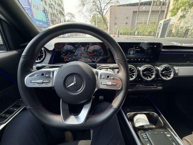 總代理 一手車 原鈑件 跑兩萬六 原廠保養 里程保證 有23P AMG外觀 360環景  第9張相片