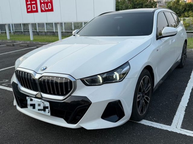 2025年式 520i Touring M Sport 僅跑兩萬六 一手車 原鈑件 原廠保養 里程保證 新車保固中  第1張相片
