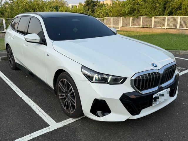 2025年式 520i Touring M Sport 僅跑兩萬六 一手車 原鈑件 原廠保養 里程保證 新車保固中  第2張相片