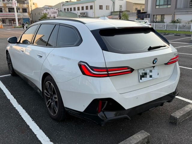 2025年式 520i Touring M Sport 僅跑兩萬六 一手車 原鈑件 原廠保養 里程保證 新車保固中  第5張相片