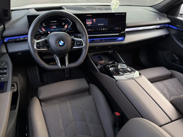 2025年式 520i Touring M Sport 僅跑兩萬六 一手車 原鈑件 原廠保養 里程保證 新車保固中  第9張相片