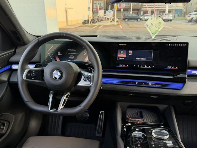 2025年式 520i Touring M Sport 僅跑兩萬六 一手車 原鈑件 原廠保養 里程保證 新車保固中  第10張相片