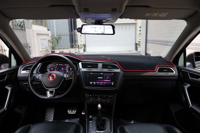 330TSI 頂級版 升級R-LINE套件 原版件 僅跑8萬公里 輪胎9成新 車主極度愛車  第11張相片