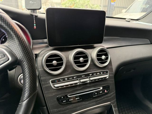 4MATIC AMG 原鈑件 定期保養 里程保證 AMG內外套件 AMG鋁圈 IKEY 盲點 360環景  第5張相片