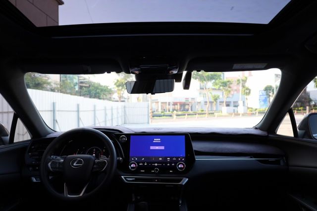 頂級版 一手車 跑兩萬三 原廠保養 里程保證 新車保固中 升級360環景  第12張相片