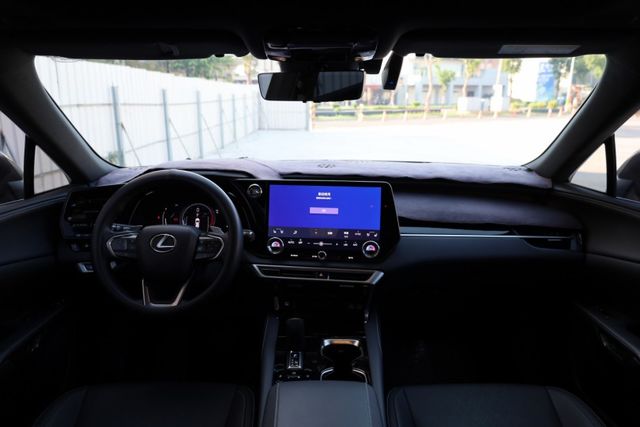 頂級版 一手車 跑兩萬三 原廠保養 里程保證 新車保固中 升級360環景  第13張相片