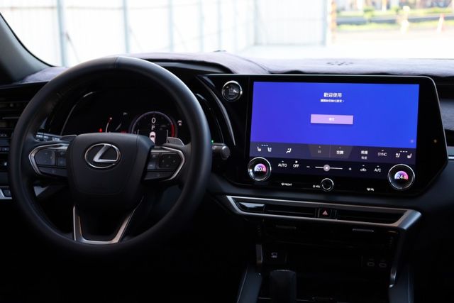 頂級版 一手車 跑兩萬三 原廠保養 里程保證 新車保固中 升級360環景  第14張相片