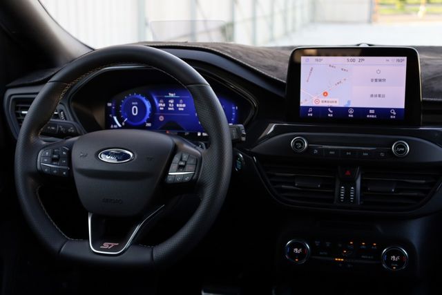 2021年式Ford Focus Wagon ST 一手車 原鈑件 跑九萬四 原廠保養 里程保證  第14張相片