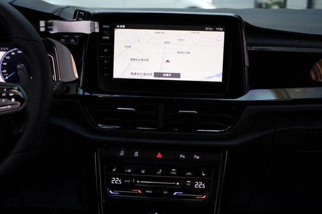 2024.3領牌/2024年式 T-Roc R 原鈑件 原廠保養 新車保固中 已認證 底色為藍色  第14張相片
