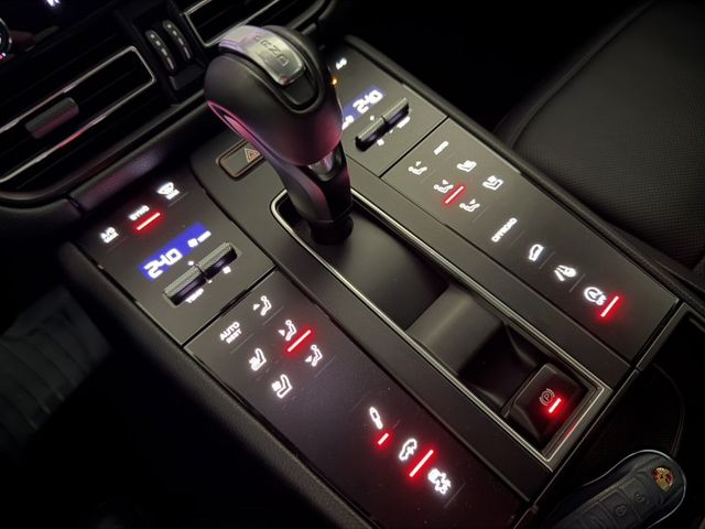 2.0T 僅跑兩萬七 原版件 原廠保養 里程保證 全景天窗 ACC跟車 跑計 BOSE音響  第6張相片