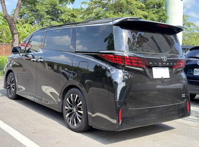 油電 跑兩萬 一手車 原鈑件 原廠保養 里程保證 新車保固中 升級大理石地板  第4張相片
