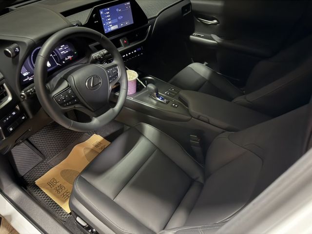 F Sport Design 僅跑六千 一手車 原鈑件 原廠保養 新車保固中 全車鍍膜 升級環景 電子後視鏡  第3張相片