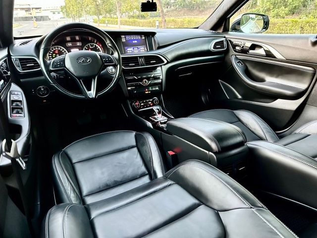 Q30風尚版 1.6T 一手車實跑6萬5里程保證 IKEY 環景攝影 ACC跟車 全景天窗 雙電動椅 換檔撥片  第10張相片