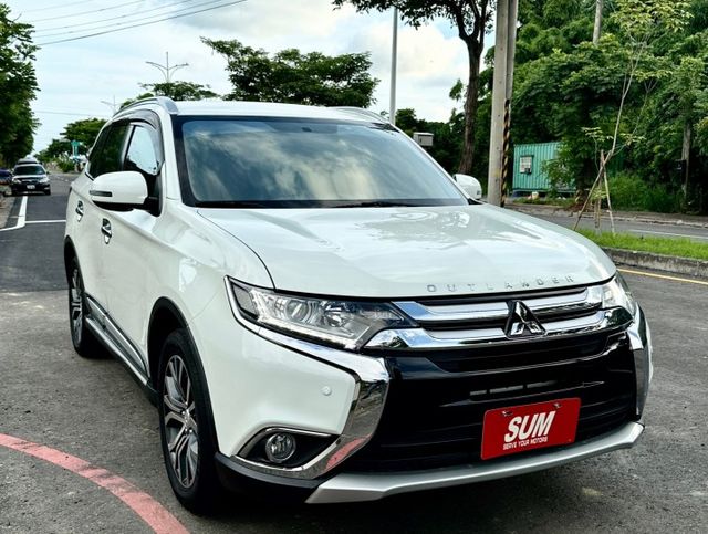 安全型 一手車實跑6萬里程保證 ACC跟車 盲點偵測 影音主機 衛星導航 倒車顯影 數位電視 前後駐車雷達  第2張相片