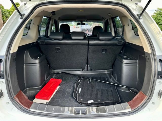 安全型 一手車實跑6萬里程保證 ACC跟車 盲點偵測 影音主機 衛星導航 倒車顯影 數位電視 前後駐車雷達  第9張相片