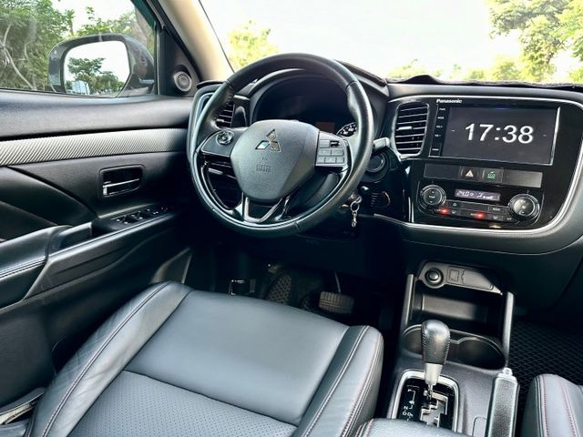 安全型 一手車實跑6萬里程保證 ACC跟車 盲點偵測 影音主機 衛星導航 倒車顯影 數位電視 前後駐車雷達  第11張相片