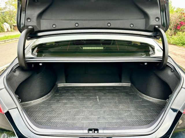 油電 尊爵特仕版 一手車原廠紀錄實跑6萬7里程保證 原廠影音主機 ACC跟車 車道維持 雙電動椅 導航 盲點 抬頭顯示  第9張相片