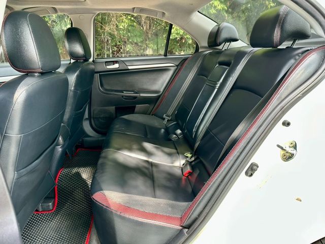 2.0 io版 一手車實跑14萬里程保證 定速巡航 換檔撥片 安卓影音主機 倒車顯影 恆溫空調 天窗 重低音 HID頭燈  第7張相片