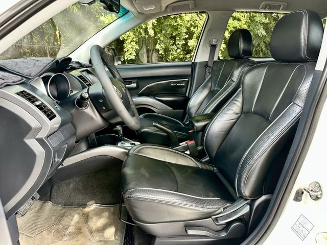一手車實跑16萬里程保證 定速巡航 原廠影音主機 衛星導航 數位電視 恆溫空調 抬頭顯示器  第5張相片