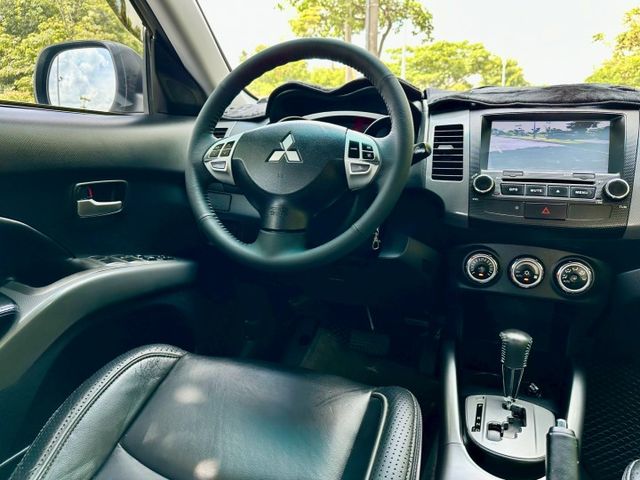 一手車實跑16萬里程保證 定速巡航 原廠影音主機 衛星導航 數位電視 恆溫空調 抬頭顯示器  第11張相片