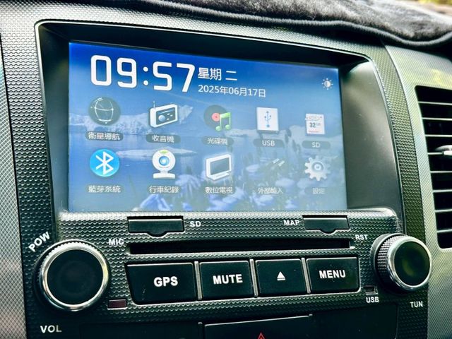 一手車實跑16萬里程保證 定速巡航 原廠影音主機 衛星導航 數位電視 恆溫空調 抬頭顯示器  第15張相片