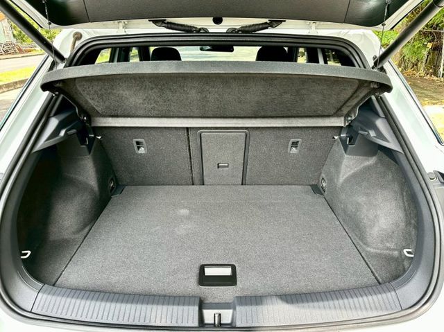 330TSi R-LINE 一手車實跑2萬4里程保證 ACC跟車 車道維持 自動停車輔助 駕駛座電動椅 全景天窗 盲點  第7張相片