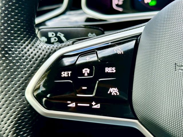 330TSi R-LINE 一手車實跑2萬4里程保證 ACC跟車 車道維持 自動停車輔助 駕駛座電動椅 全景天窗 盲點  第13張相片