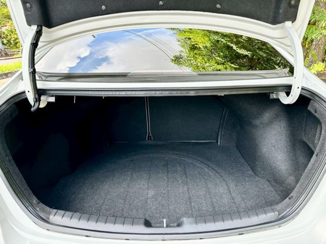 ELANTRA2.0 尊貴版 一手車實跑10萬8里程保證 6安 後座出風口 電折後視鏡  第9張相片