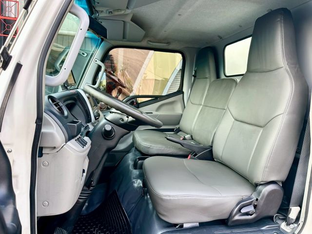 五期堅達 10.5呎 3噸半 已變更載重 一手車實跑29萬9里程保證 揹箱 左右大開門  第5張相片